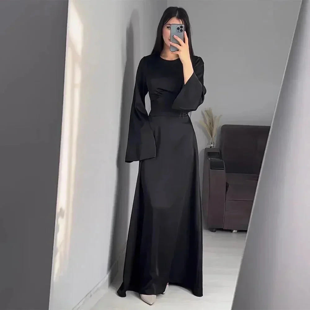 Robe longue longue en satin, manches évasées, disponible en plusieurs couleurs, parfaite pour des occasions élégantes.
