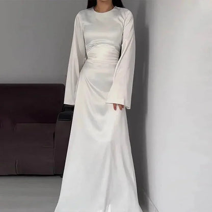 Robe longue longue en satin, manches évasées, disponible en plusieurs couleurs, idéale pour les occasions décontractées.
