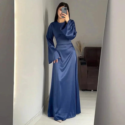 Robe longue en satin avec manches évasées, disponible en plusieurs couleurs, idéale pour les occasions spéciales.
