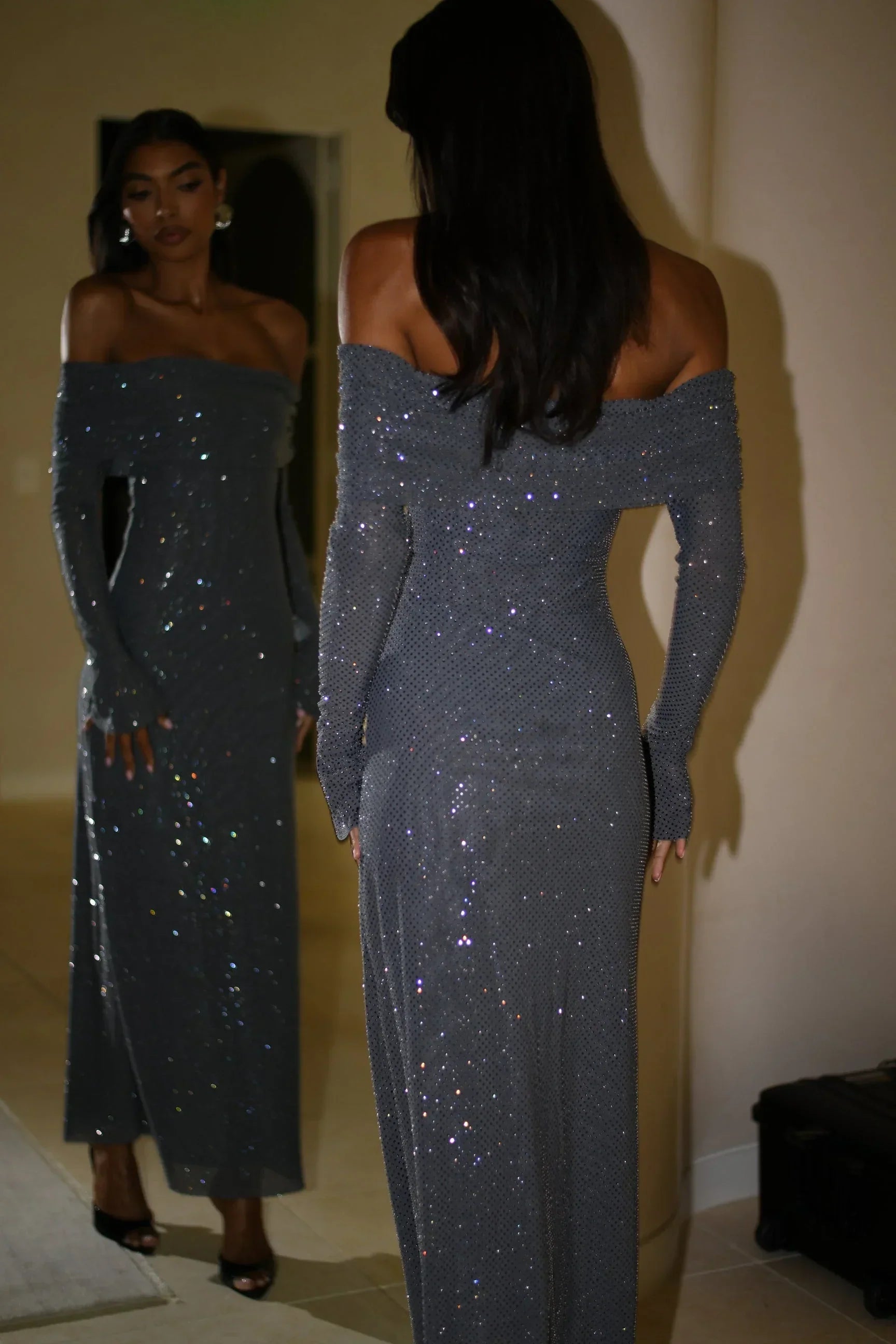 Robe longue longue à épaules dénudées, en tissu scintillant, avec manches longues et paillettes pour une allure élégante.