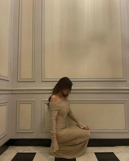 Robe longue longue à épaules dénudées, en tissu scintillant, avec manches longues et détails en paillettes pour une soirée…