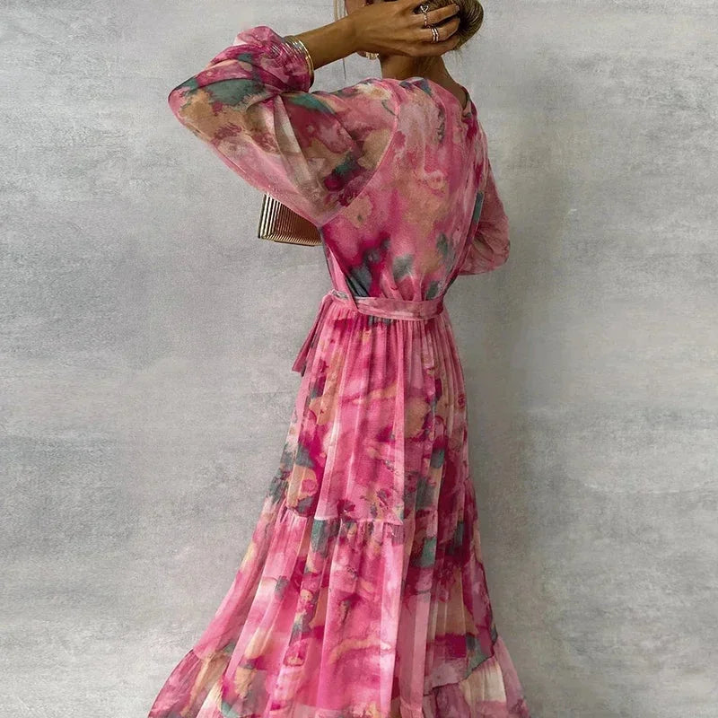 Robe longue longue rose à manches longues, imprimée, avec ceinture évasée en tissu léger, idéale pour soirées d'été.