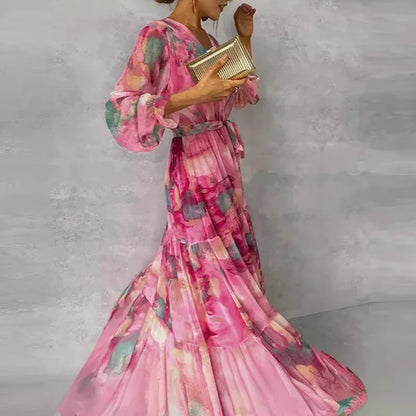 Robe longue longue rose imprimée, manches longues, ceinture évasée, en tissu léger parfait pour les soirées d'été.