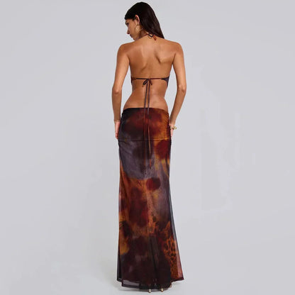 Robe longue marron ajustée, avec détails dorés et découpes, parfaite pour les soirées. Fabriquée en tissu léger.