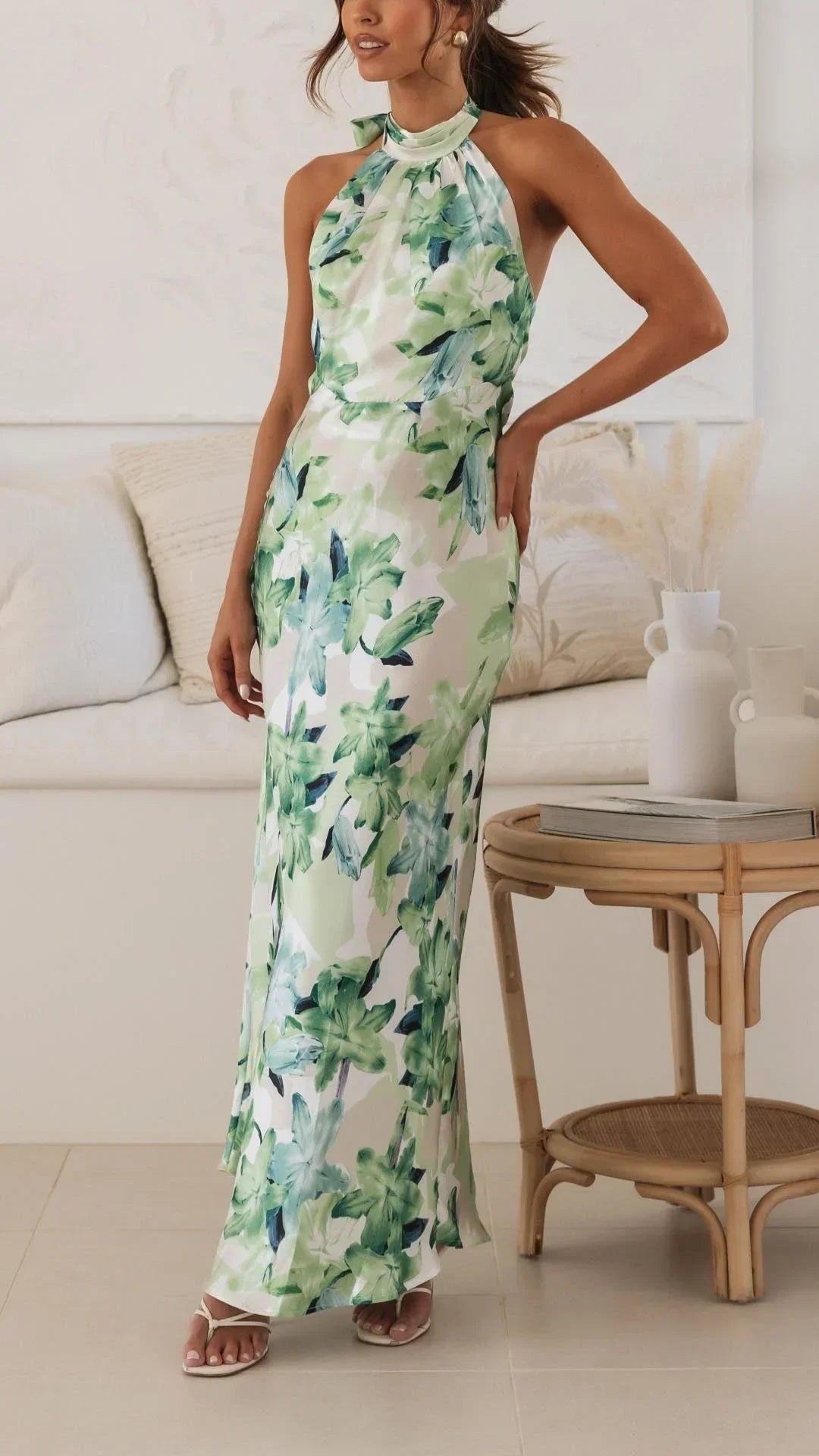 Robe longue à motifs floraux, dos nu, col montant, en tissu léger, parfaite pour les journées d'été.