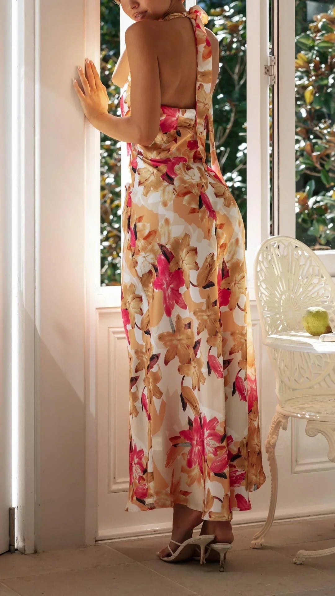Robe longue à motif floral, dos nu, col montant, en tissu léger, idéale pour les jours d'été ensoleillés.