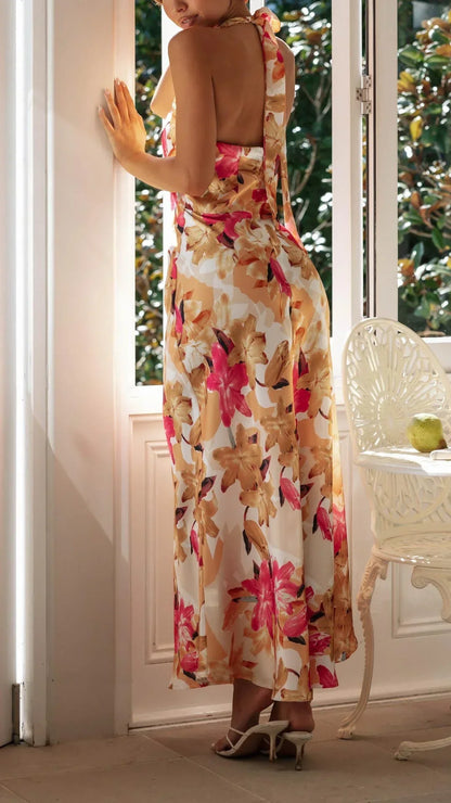 Robe longue à motif floral, dos nu, col montant, en tissu léger, idéale pour les jours d'été ensoleillés.
