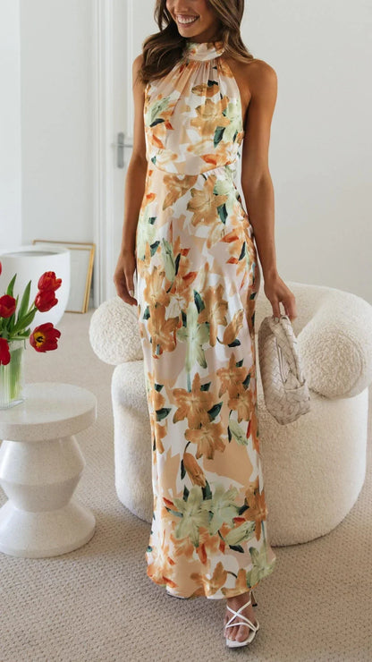 Robe longue dos nu en chiffon léger avec motifs floraux, col montant, parfaite pour les journées d'été.