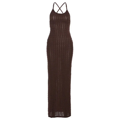 Robe longue moulante sans manches en dentelle, dos nu, disponible en plusieurs couleurs, idéale pour soirées élégantes.