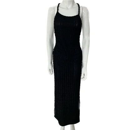 Robe longue moulante en dentelle sans manches, dos nu, disponible en plusieurs couleurs, idéale pour des soirées élégantes.