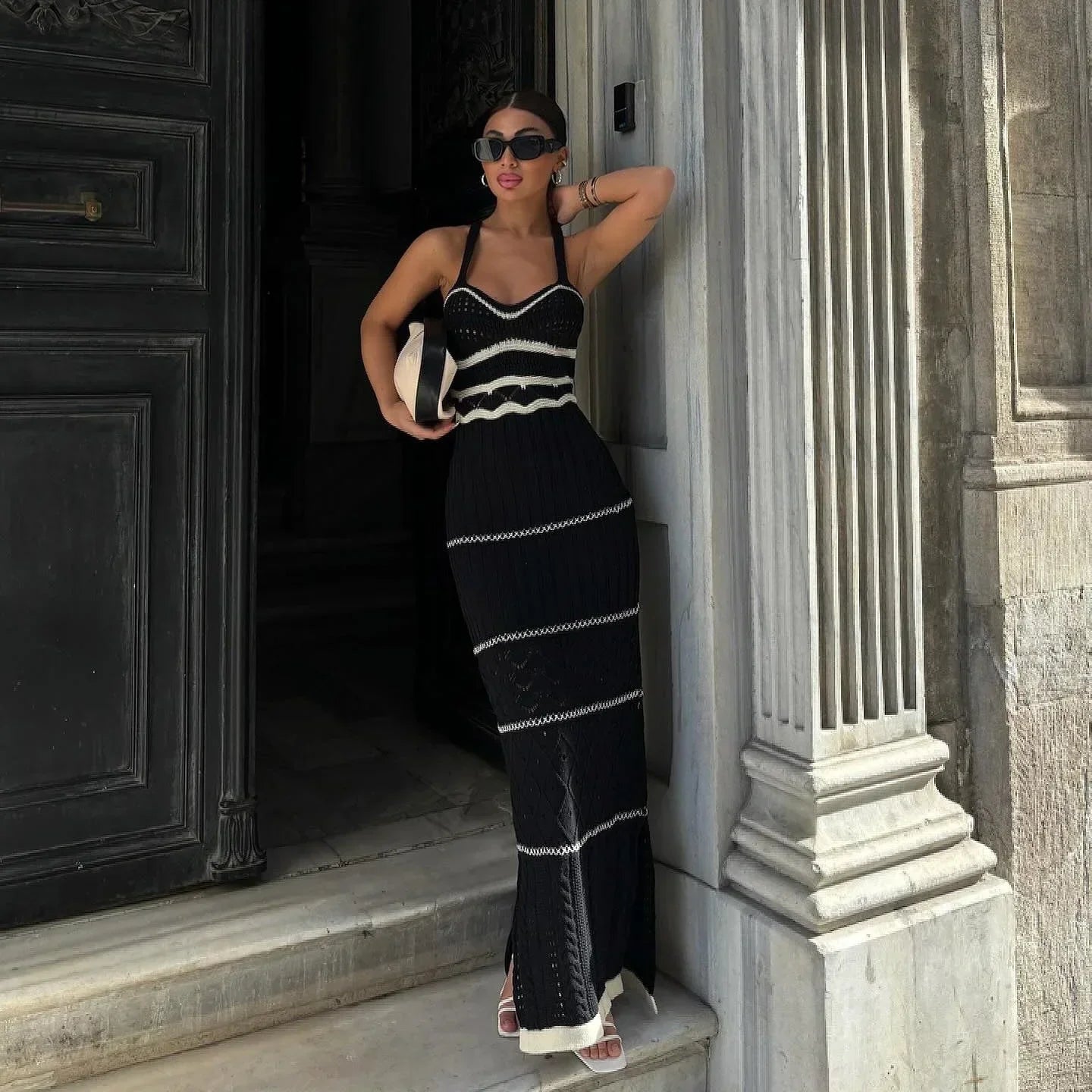 Robe longue moulante en maille écrue avec des détails ajourés et lanières larges, parfaite pour les soirées d'été.