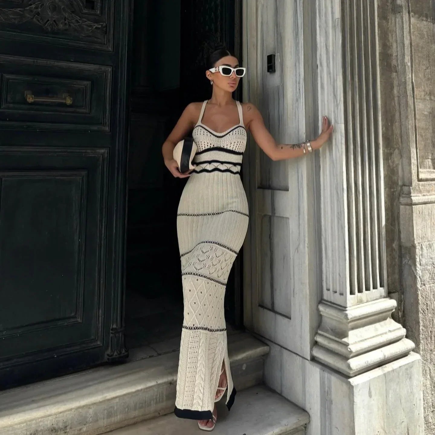 Robe longue moulante en maille écrue avec détails ajourés et larges lanières, parfaite pour les soirées d'été.