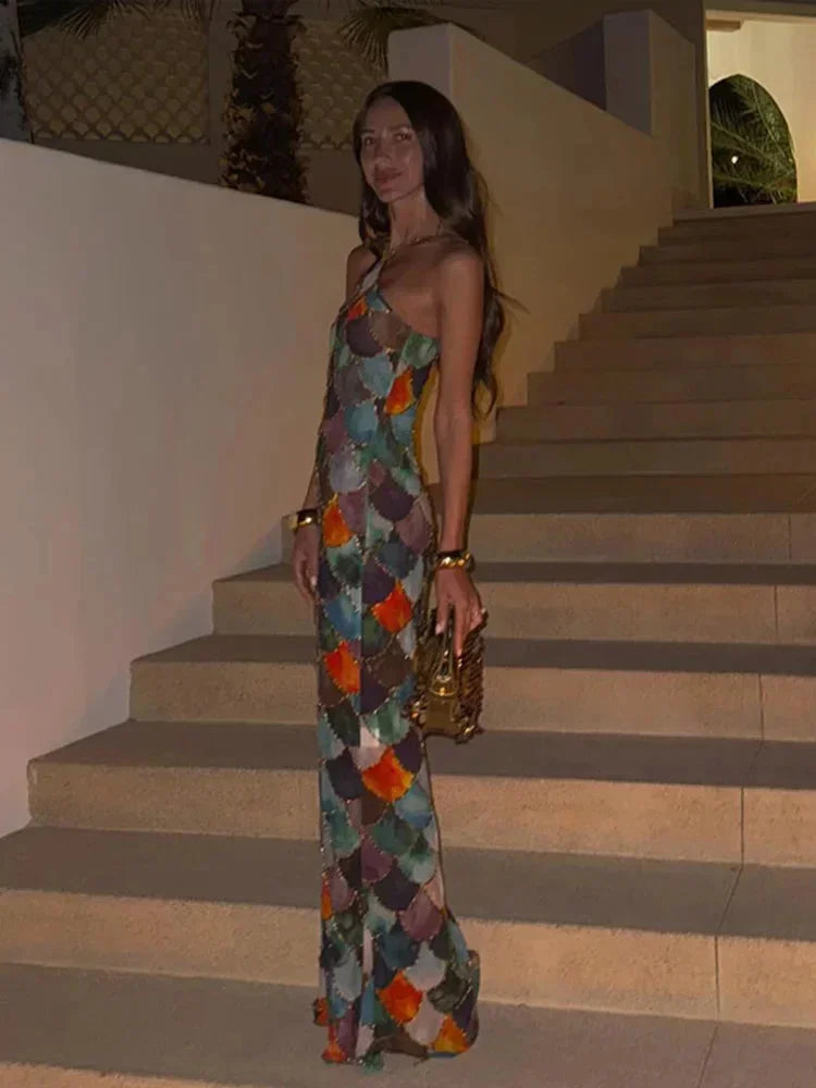 Robe longue multicolore avec col halter et motif écaille, en tissu léger pour un confort optimal lors des soirées.