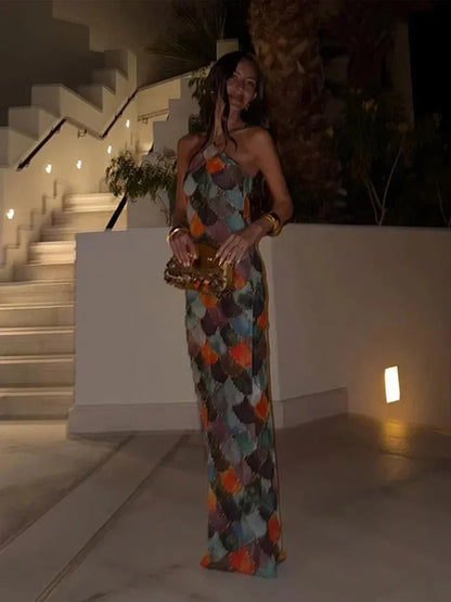 Robe longue multicolore avec col halter, motif écaille, en tissu léger et fluide, idéale pour des soirées estivales.