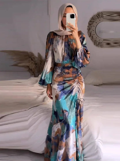 Robe longue plissée multicolore, manches longues, fronces à la taille, en tissu léger, idéale pour les soirées.