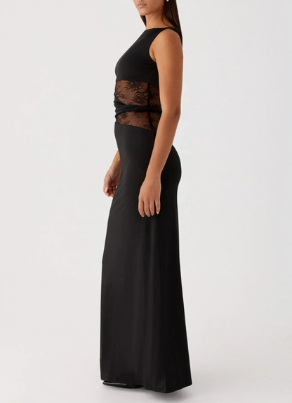 Robe maxi noire en tissu léger, avec dentelle délicate et découpes pour un look élégant et moderne.