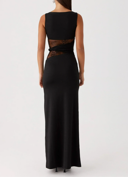 Robe maxi noire en tissu léger avec dentelle délicate et découpes élégantes au niveau des hanches.