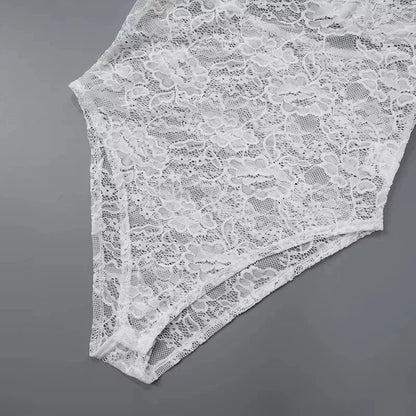 Robe longue avec épaules dénudées et détail dentelle, en tissu léger, parfaite pour les soirées et occasions spéciales.