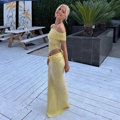 Robe longue fluide à épaules dénudées, froncée avec découpe à la taille, parfaite pour un style décontracté et élégant.