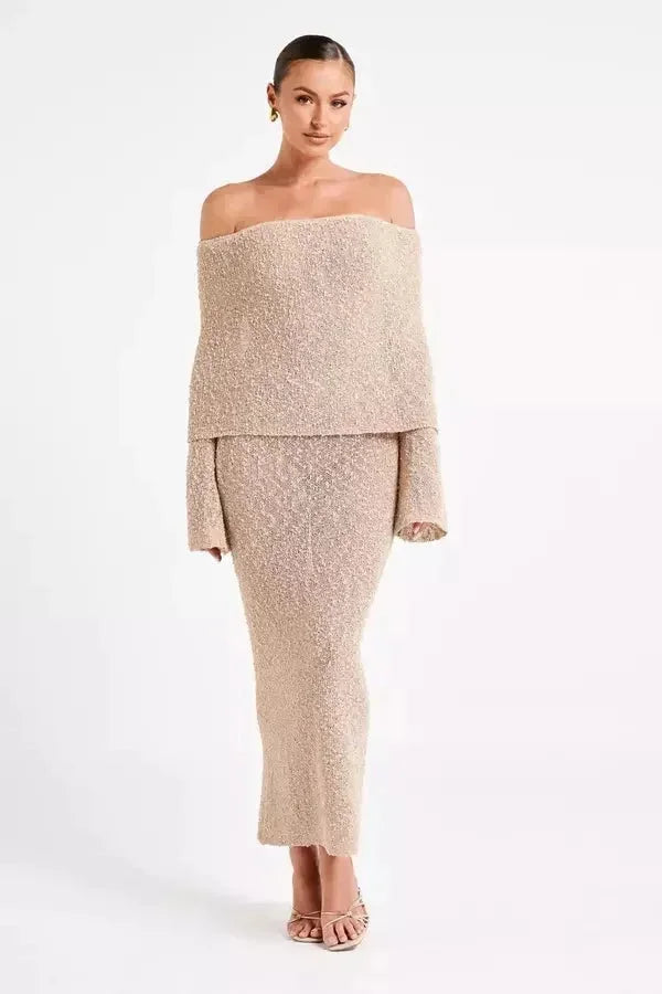 Robe longue en tissu texturé, épaules dénudées, manches longues, idéale pour les occasions spéciales.