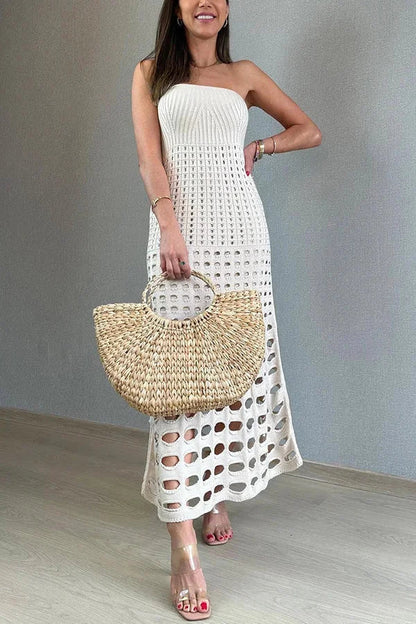 Robe longue en tricot ajouré, épaules dénudées, parfaite pour l'été, offrant une coupe fluide et respirante.