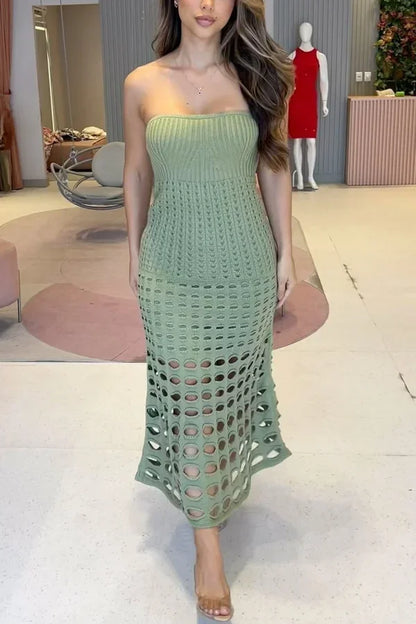 Robe longue en tricot ajouré, épaules dénudées, idéale pour l'été, avec un design fluide et léger.