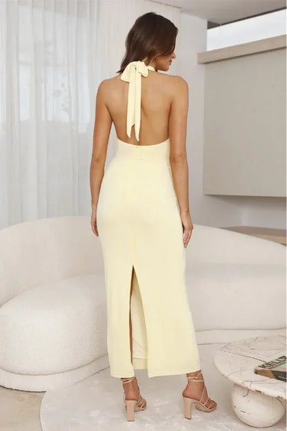 Robe longue jaune citron à plis, col licou, fluide, idéale pour les soirées estivales. Matière légère et confortable.