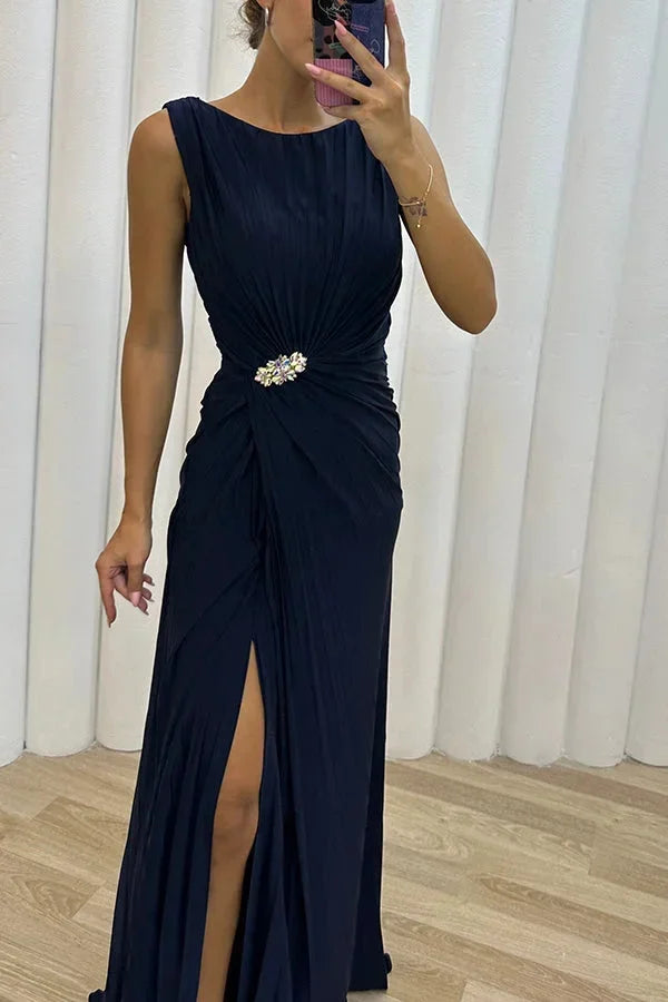Robe longue plissée en chiffon avec fente latérale et broche pour un look élégant de soirée.