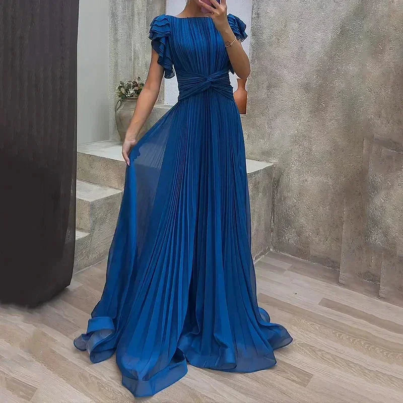 Robe longue plissée en tissu léger, avec des manches à volants et un design fluide parfait pour les occasions décontractées.