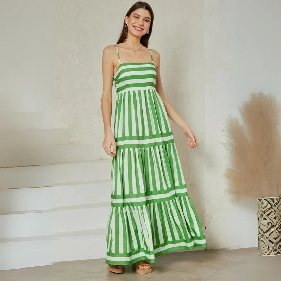 Robe longue à rayures, bretelles ajustables, étages fluides, tissu léger, parfaite pour les journées d'été décontractées.