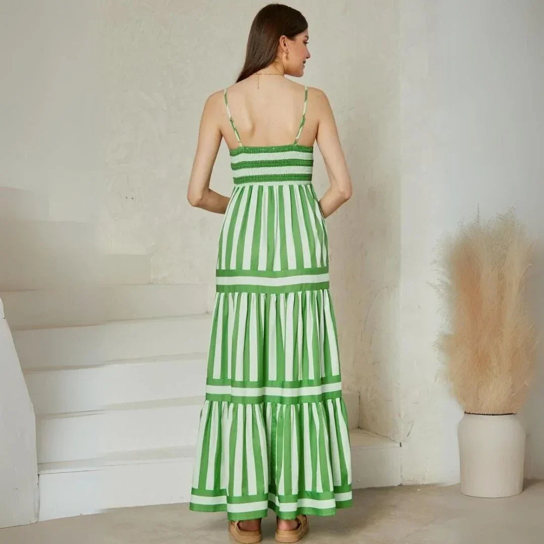 Robe longue à rayures, bretelles ajustables, étages fluides, en coton léger, parfaite pour un look estival décontracté.