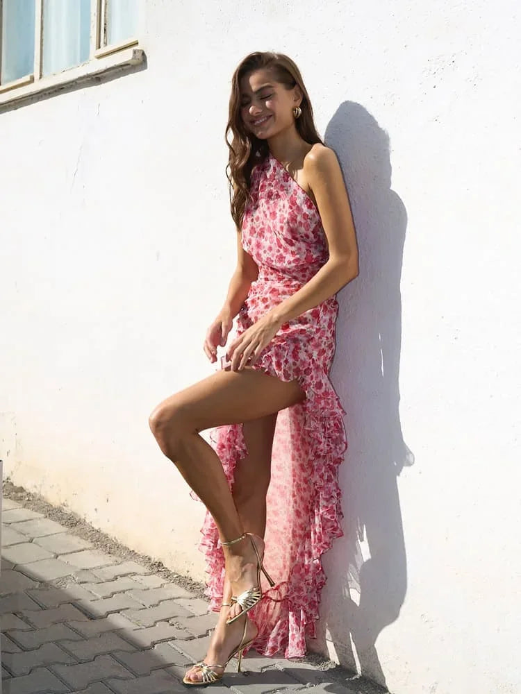 Robe longue rouge à fleurs, une épaule, volant fendu, en tissu léger, parfaite pour les mariages d'été.