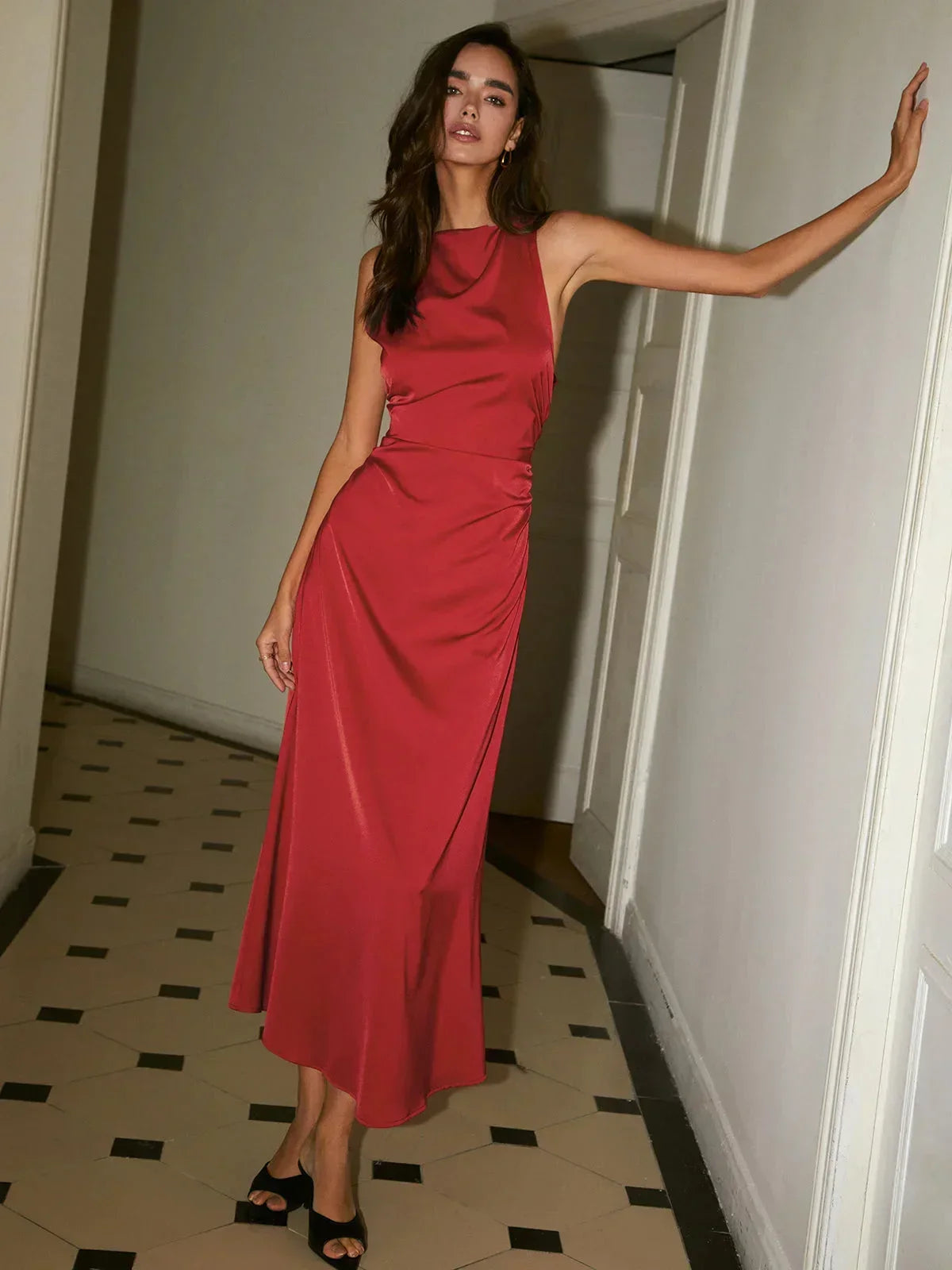 Robe longue rouge en satin, sans manches, avec fente côté pour un look élégant lors des soirées.