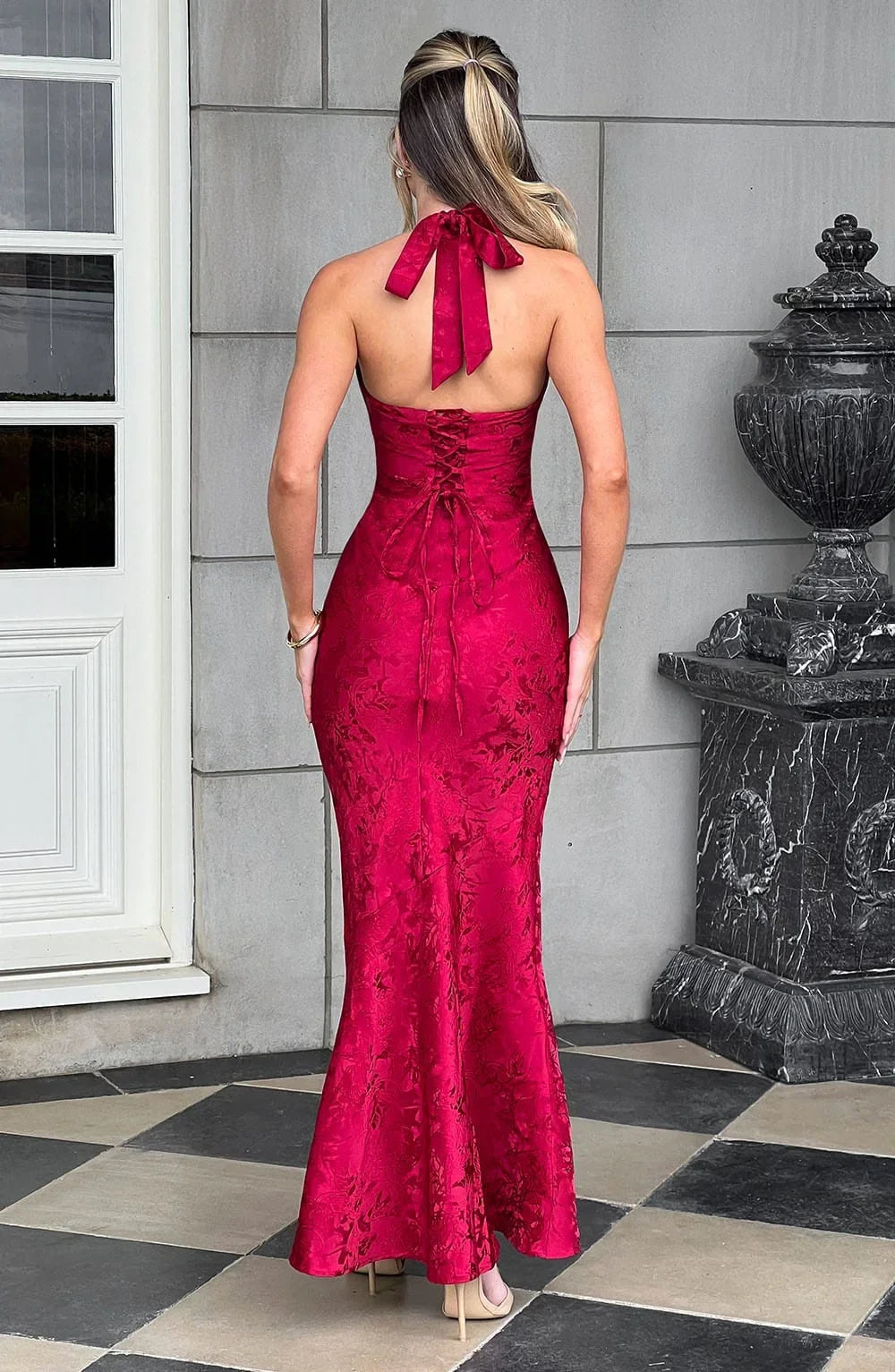Robe longue rouge en polyester, col licou avec nœud, parfaite pour les soirées, style élégant et fluide.