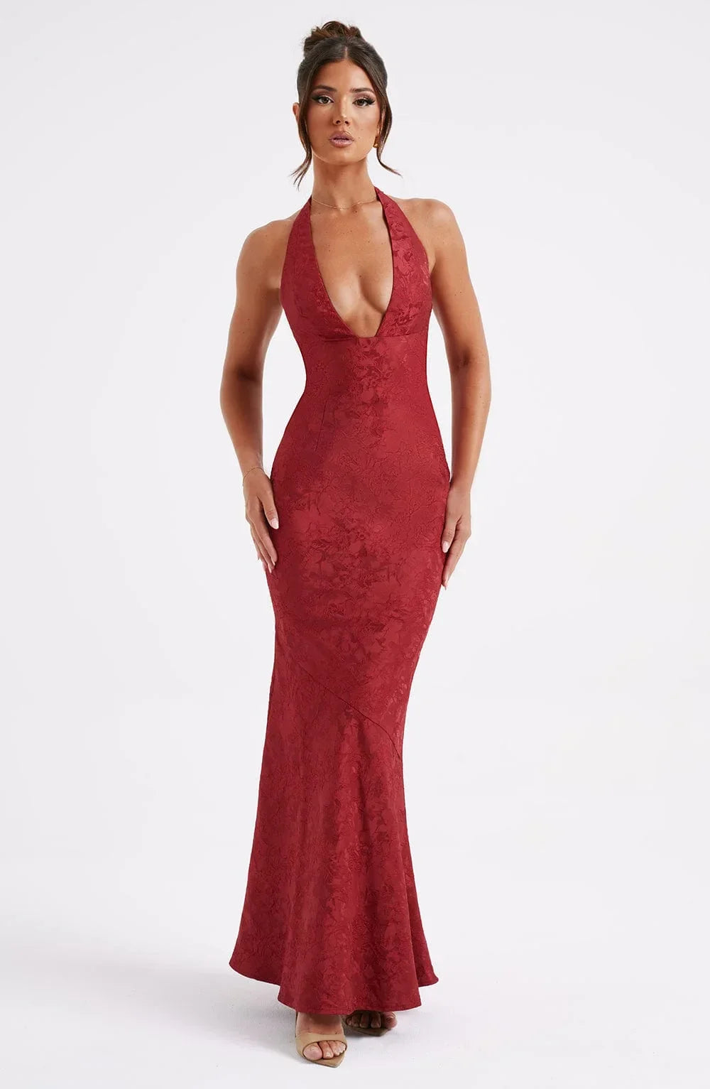 Robe longue rouge en tissu léger, col licou avec nœud, design élégant pour soirées.