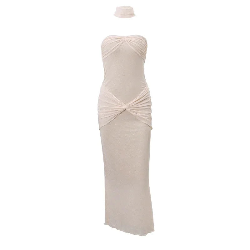 Robe longue sans bretelles en tissu scintillant, avec détails drapés pour un style élégant lors des soirées.