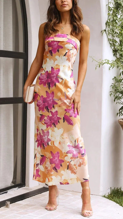 Robe longue sans bretelles fleurie en coton léger, design fluide idéal pour les journées d'été ensoleillées.