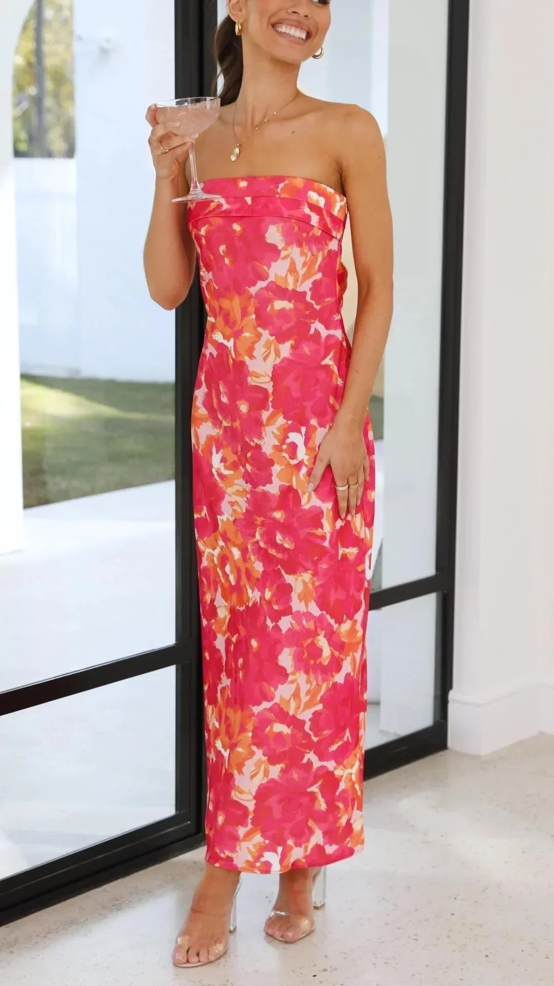 Robe longue sans bretelles fleurie en coton léger, avec un motif floral coloré, idéale pour l'été et les journées ensoleillées.