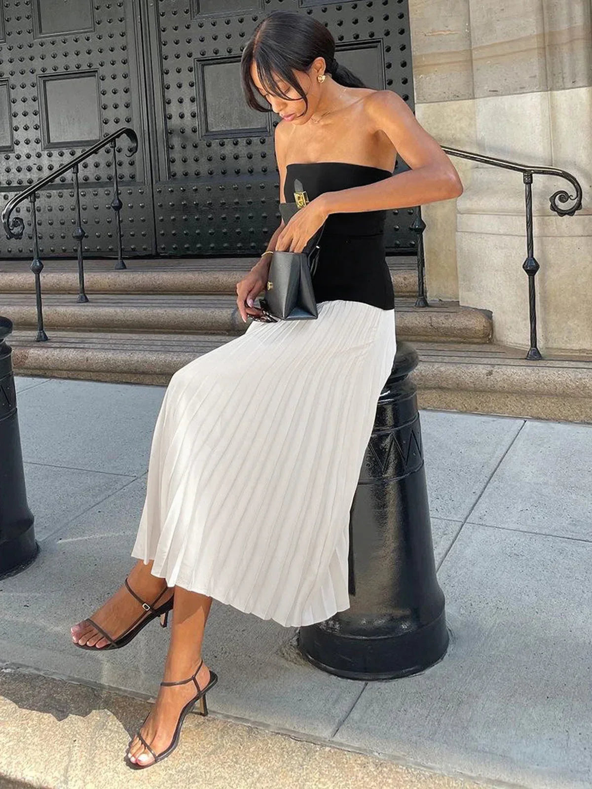 Robe longue sans bretelles en coton léger, à plis, design bicolore, parfaite pour un look décontracté cet été.