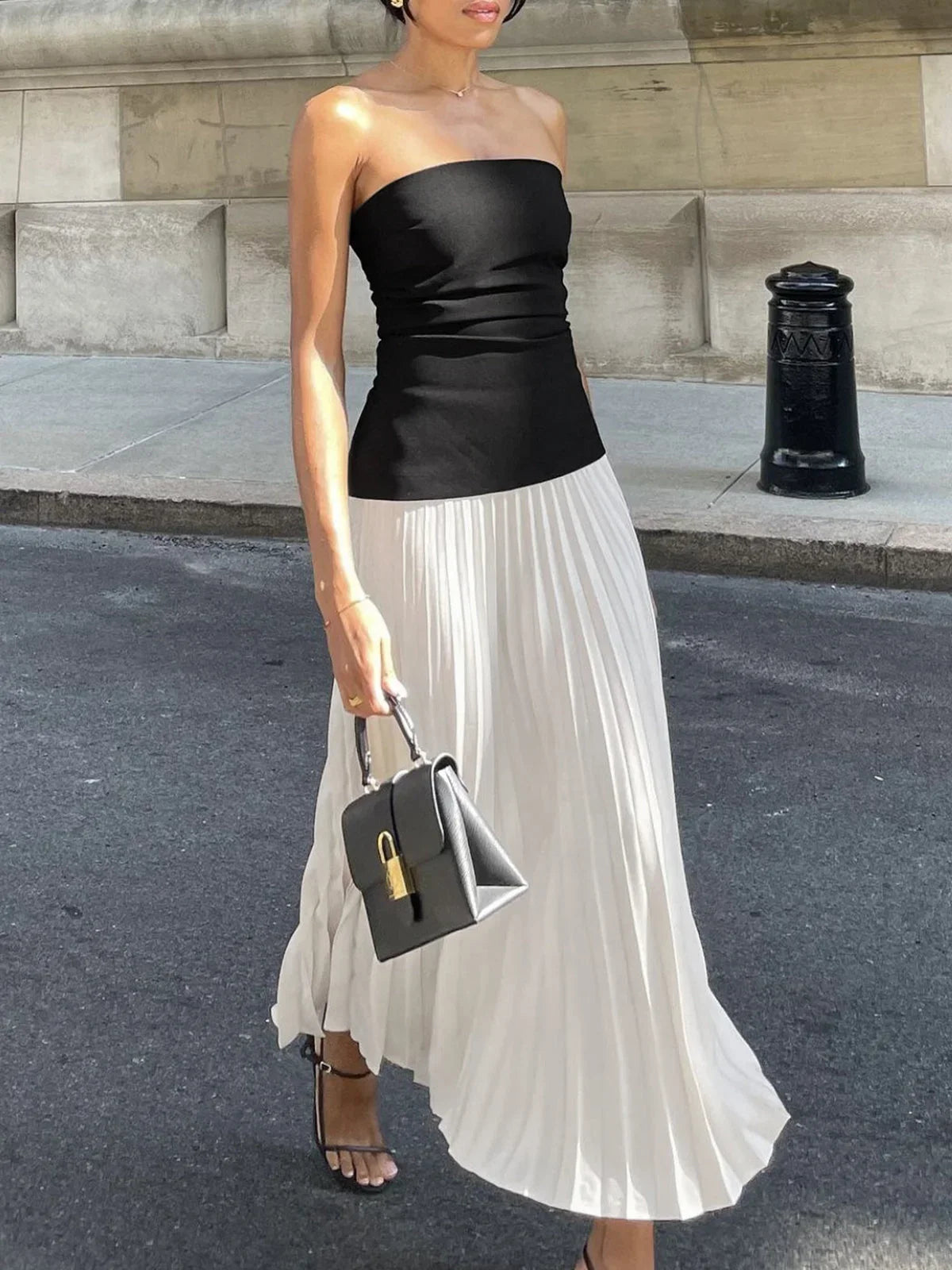 Robe longue sans bretelles à plis, en tissu léger, design bicolore pour un look décontracté estival.