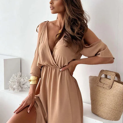 Robe longue sans manches en tissu léger, col en V et fente latérale pour une silhouette élégante et décontractée.
