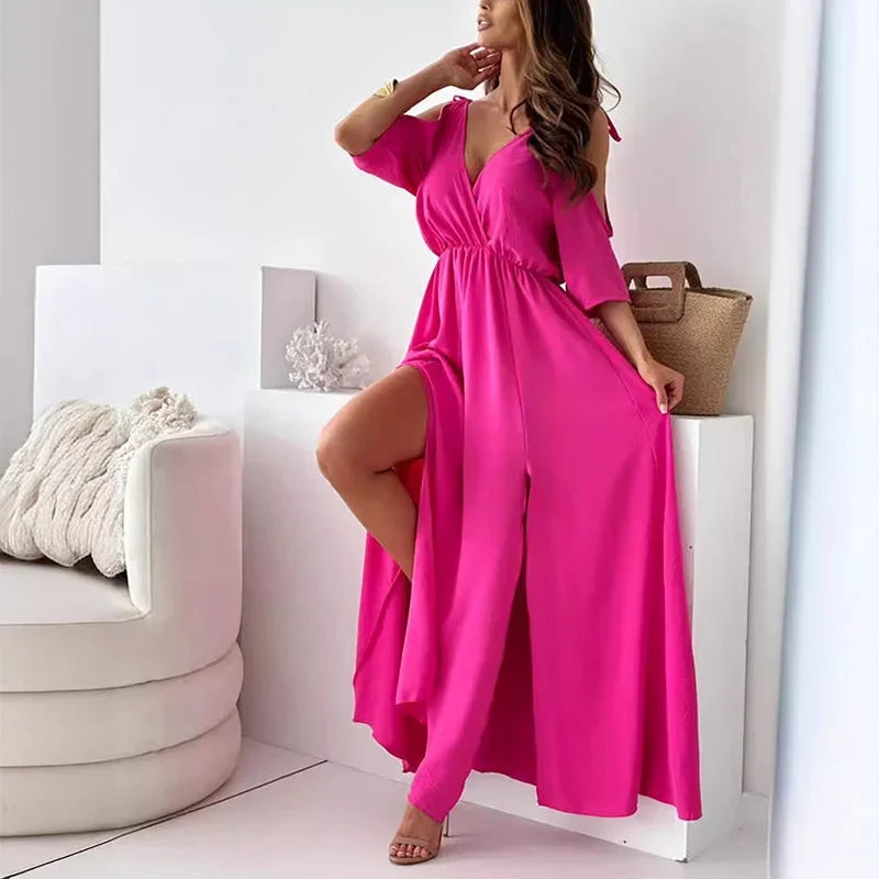 Robe longue sans manches, bretelles fines, col en V et fente, en tissu léger et fluide, idéale pour les journées ensoleillées.