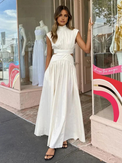 Robe longue sans manches en polyester, col montant avec découpes stylisées, idéale pour les soirées d'été.