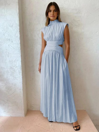 Robe longue sans manches en tissu léger, col montant avec découpes élégantes, parfaite pour les soirées d'été.