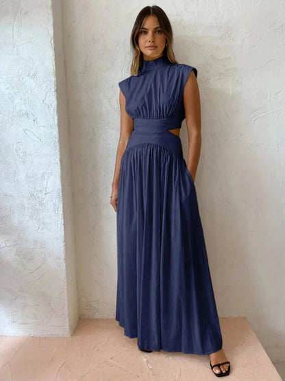 Robe longue sans manches en tissu léger, col montant, avec découpes sur les côtés, idéale pour une soirée estivale.