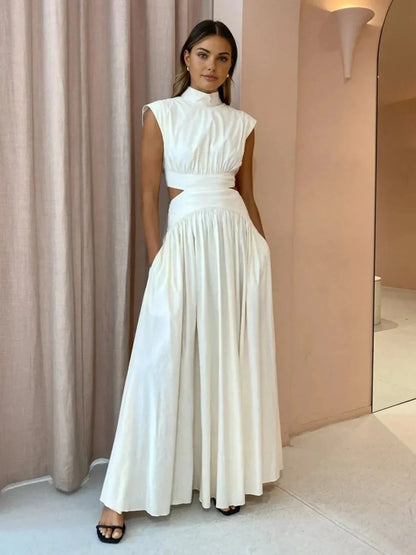 Robe longue sans manches en tissu léger, col montant avec découpes, idéale pour des looks estivaux polyvalents.