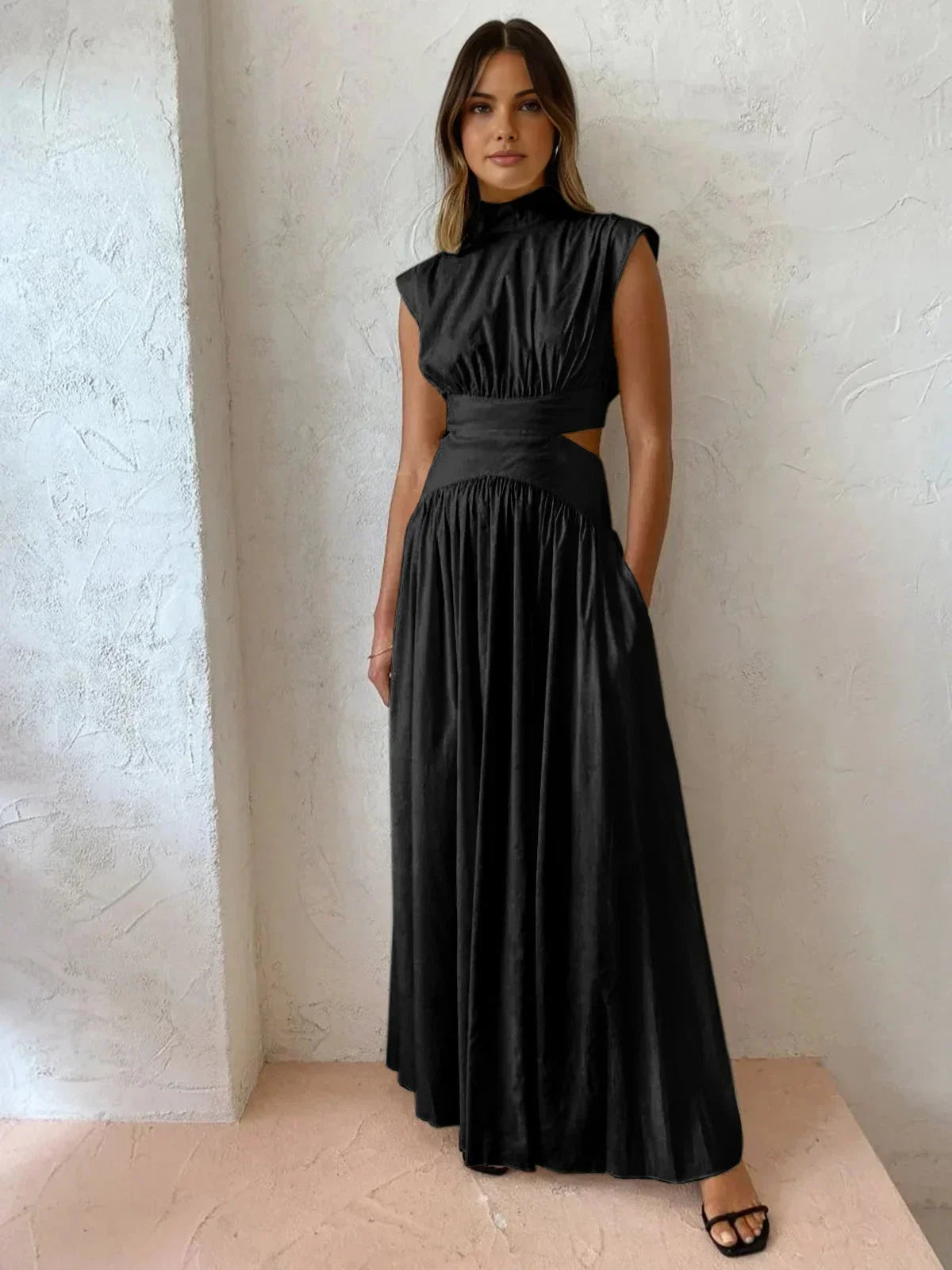 Robe longue sans manches en tissu léger, col montant avec découpes sur les côtés, idéale pour les journées d'été.