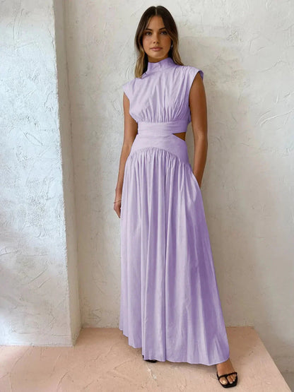 Robe longue sans manches en tissu léger, col montant, découpes élégantes, idéale pour les journées estivales décontractées.