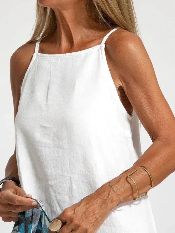 Robe longue sans manches en tissu léger, coupe fluide idéale pour un look décontracté et polyvalent durant l'été.
