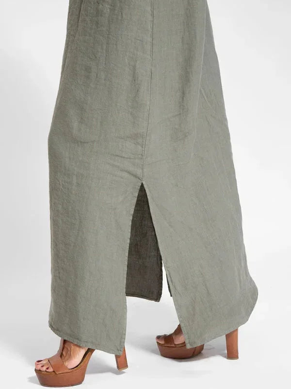 Robe longue sans manches en tissu léger, coupe fluide, idéale pour un style décontracté en été.